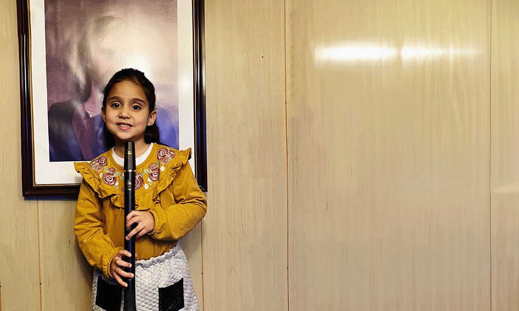 Niña de 5 años de la comuna de Chonchi recibe clarinete para manos pequeñas