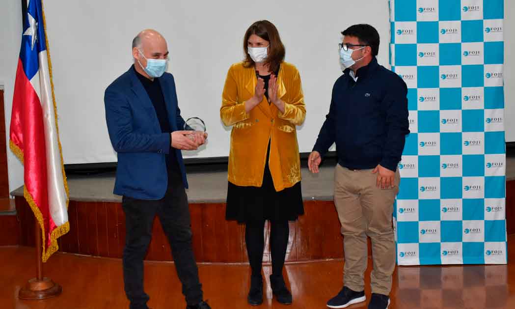 Alcalde Juan Ramón Godoy recibe premio de la FOJI para Casa de la Cultura de Rancagua