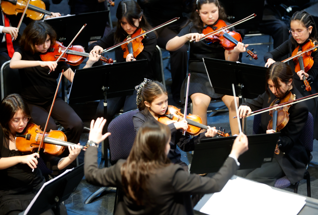 Orquesta Sinfónica Infantil Metropolitana se presenta en Liceo Christa Mc Auliffe de El Bosque