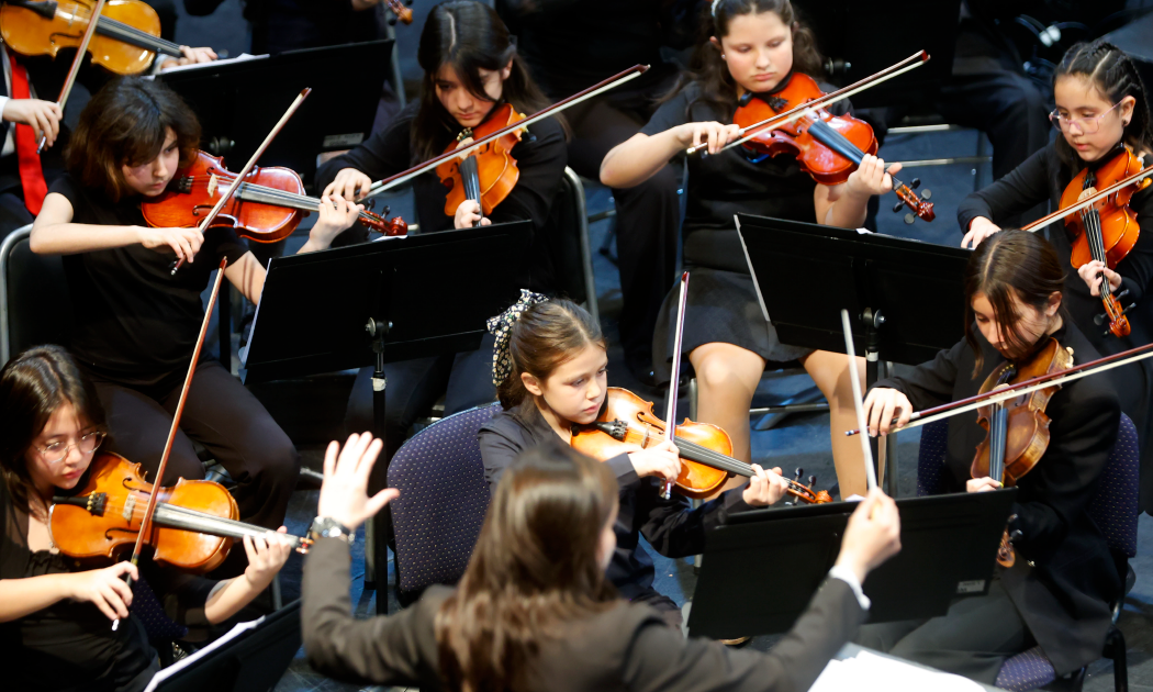 Orquesta Sinfónica Infantil Metropolitana se presenta en Liceo Christa Mc Auliffe de El Bosque